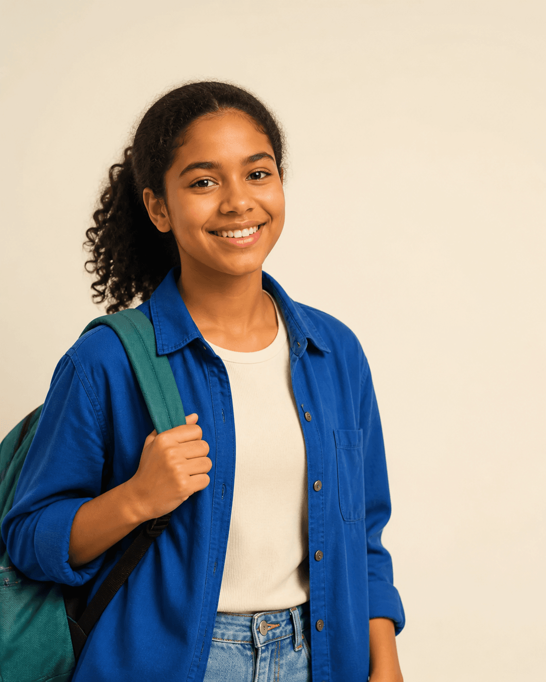 Jovem sorridente com mochila
